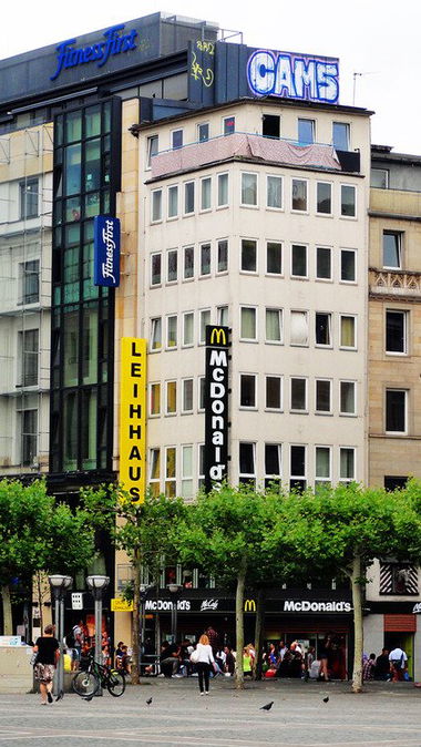 Graffiti Bombing - Photo by JangoAsyl - cams, cume, cuca