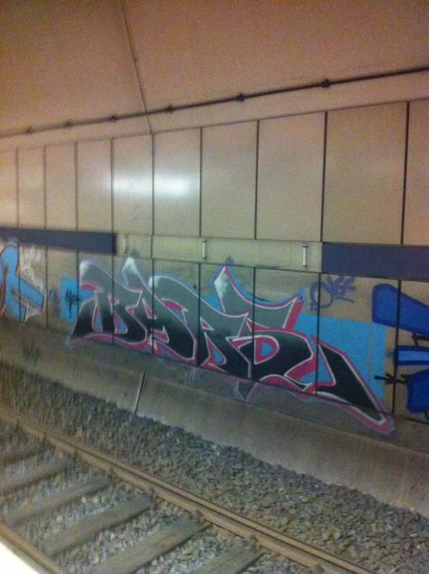 Graffiti Bombing in Frankfurt - Photo by JangoAsyl - bars, cl