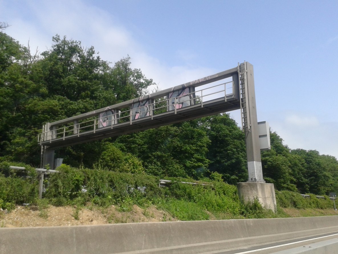 Graffiti Bombing - Photo by JemandAnders - GHB