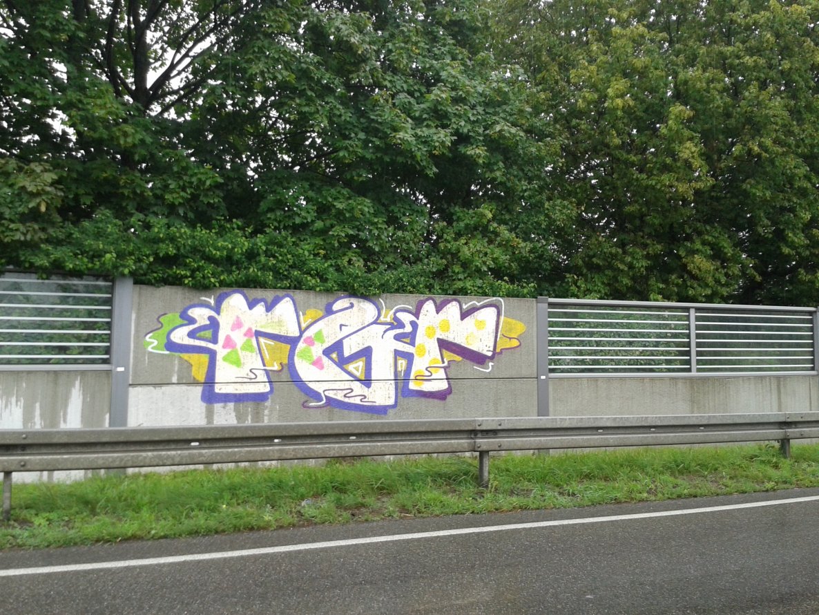 Graffiti Bombing - Photo by JemandAnders - rgr