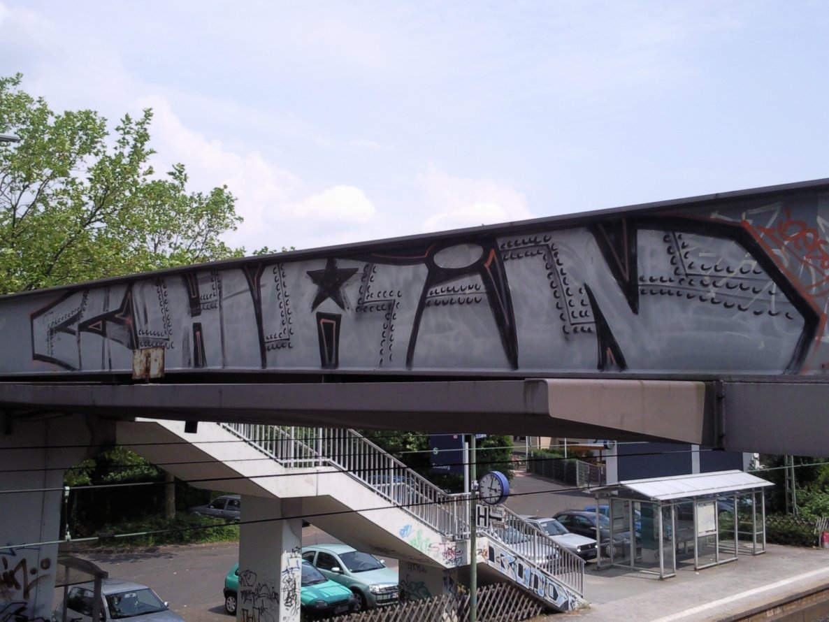 Graffiti Bombing - Photo by JemandAnders - chain