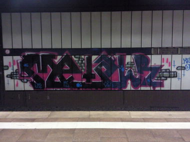 Graffiti Bombing - Photo by JemandAnders - metalr