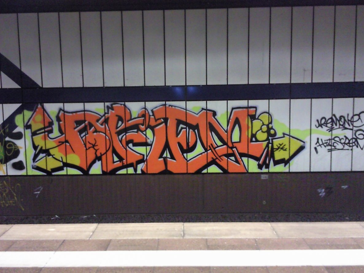 Graffiti Bombing - Photo by JemandAnders - arem