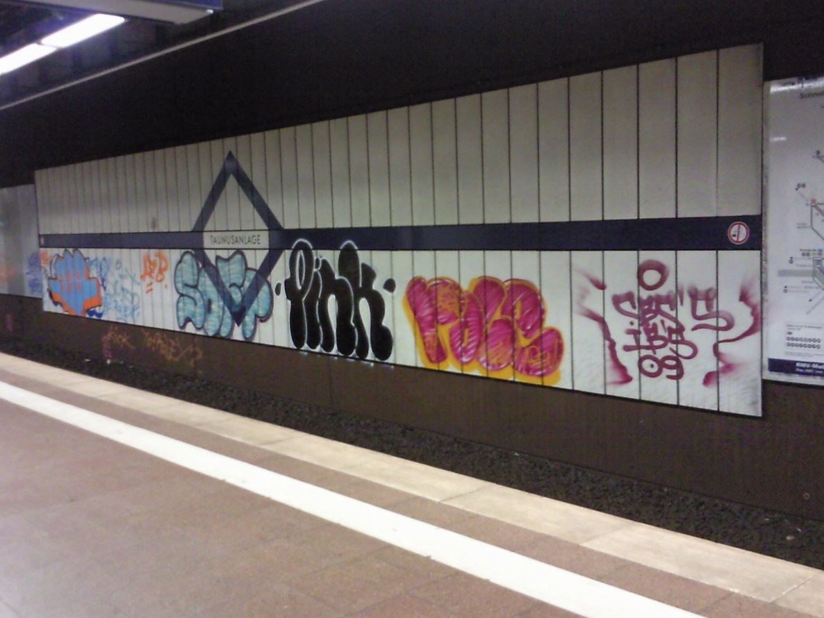 Graffiti Bombing - Photo by JemandAnders - soft, pink