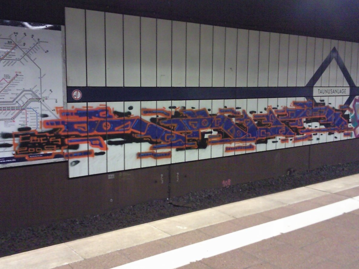 Graffiti Bombing - Photo by JemandAnders - raub