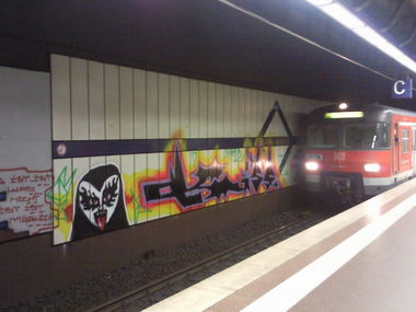 Graffiti Bombing - Photo by JemandAnders - kiss