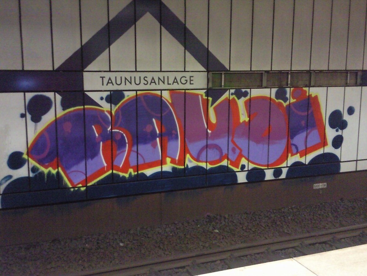 Graffiti Bombing - Photo by JemandAnders - raudi