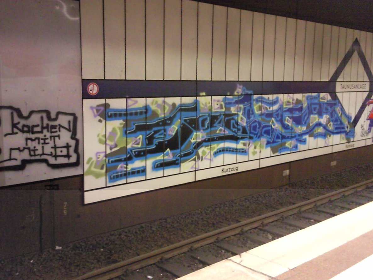 Graffiti Bombing - Photo by JemandAnders - raub