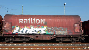 Graffiti Train - Photo by JemandAnders - koet, QWS, fr8