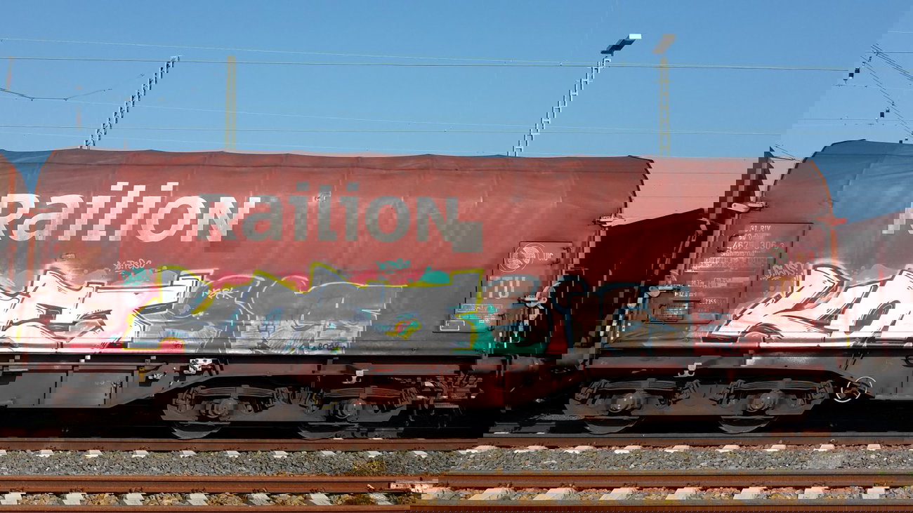 Graffiti Train - Photo by JemandAnders - koet, QWS, fr8