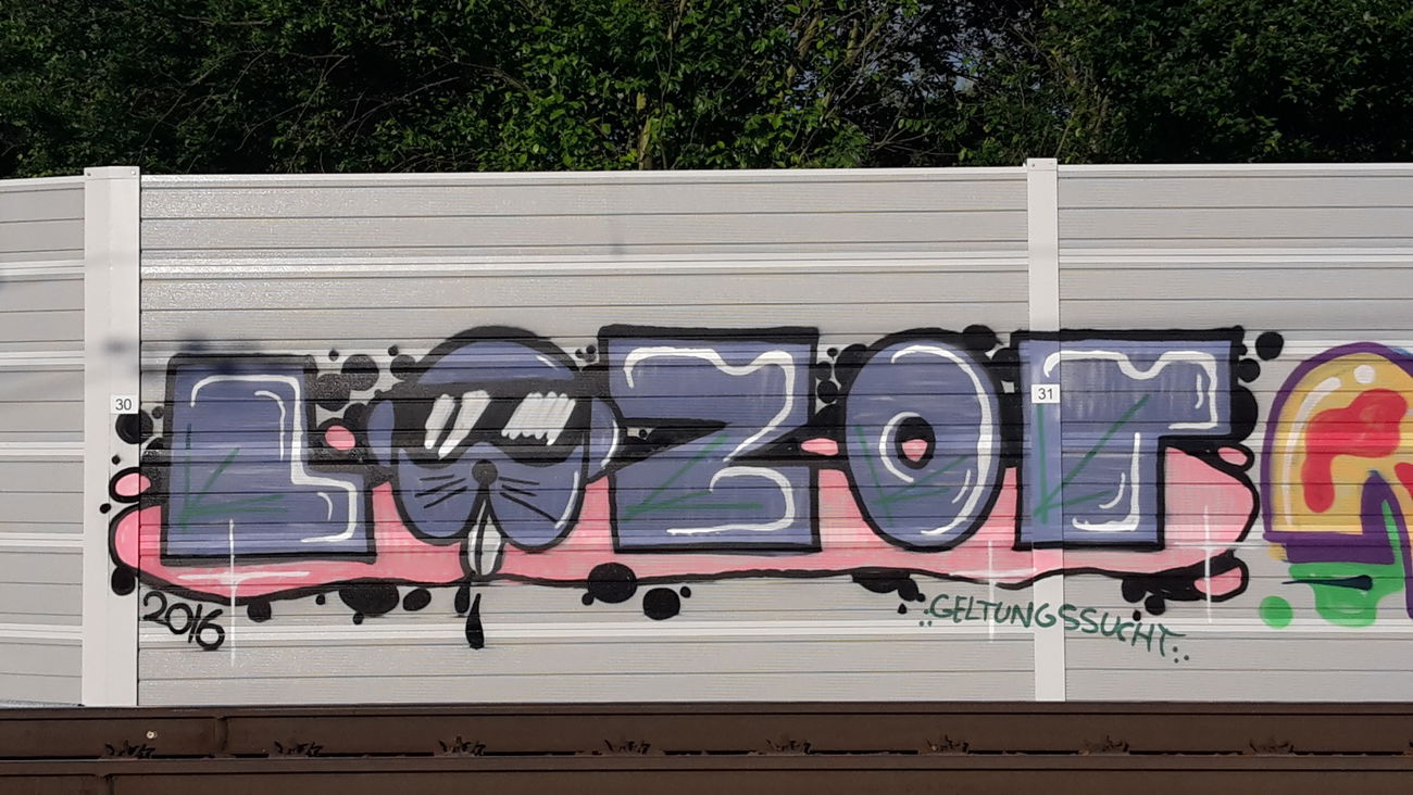 Graffiti Wall - Photo by JemandAnders - lazor