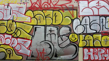 Graffiti Bombing - Photo by JemandAnders - lazor