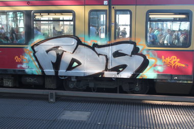 Graffiti Train in Berlin - Photo by Jocheeen - fds, berlin (2013)