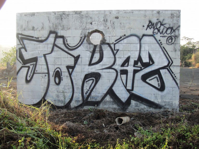 Graffiti Bombing in Manila - Photo by Joekatze - Jokaz, Jokers, JKS (2012)