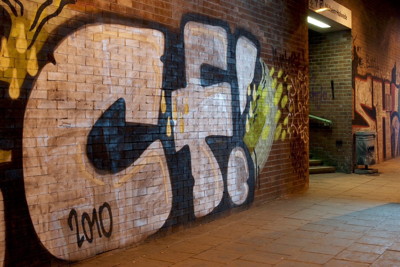 Graffiti Bombing in Köln - Photo by Jupiter - CF, HACF, BridgeWorks (2010)