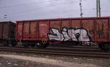 Graffiti Train - Photo by JustTheG - gaur, pitr, jin (2015)