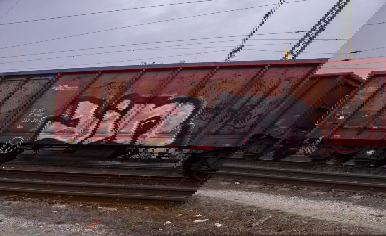 Graffiti Train - Photo by JustTheG - gaur, pitr, jin (2015)