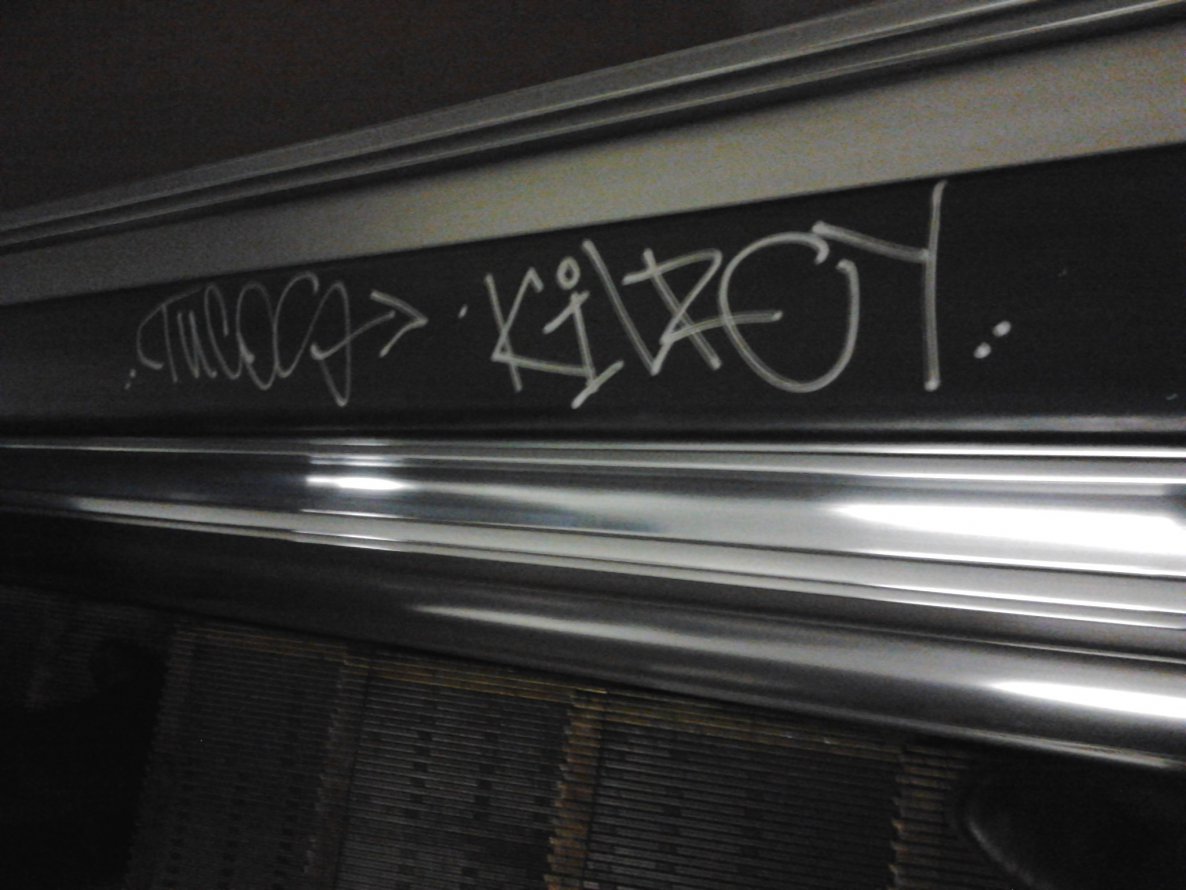 Graffiti Wall - Photo by K1LR0Y - Tucos, kilroy, night (2014)