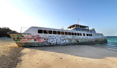 Graffiti Artwork in Panama - Photo by KATRE - katre, silver, graffiti (2014)