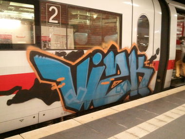Graffiti Train - Photo by KEINEAHNUNG - vizk, berlin, ice (2013)