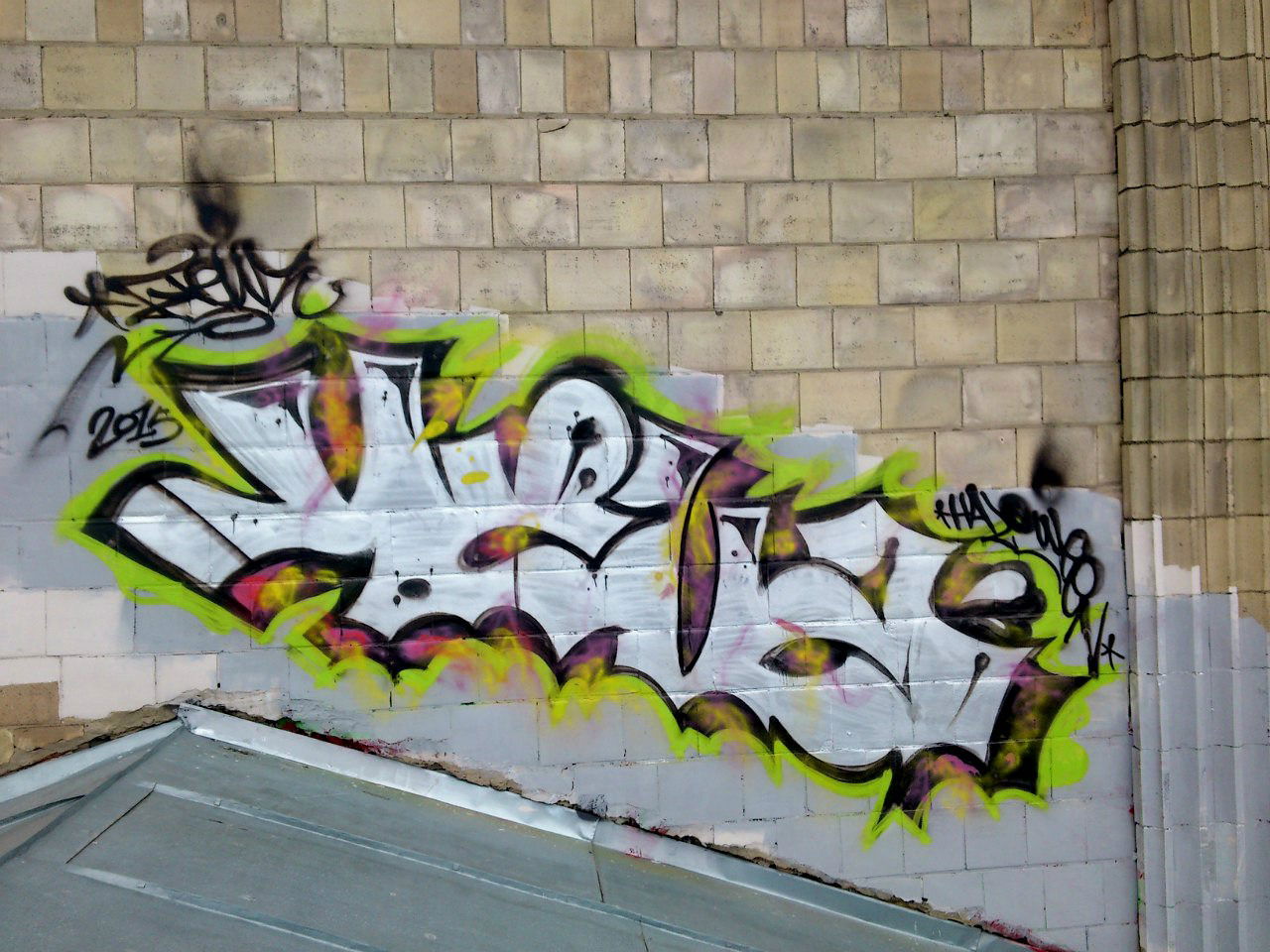 Graffiti Bombing - Photo by KEUZ - rooftop, chrome, street (2015)