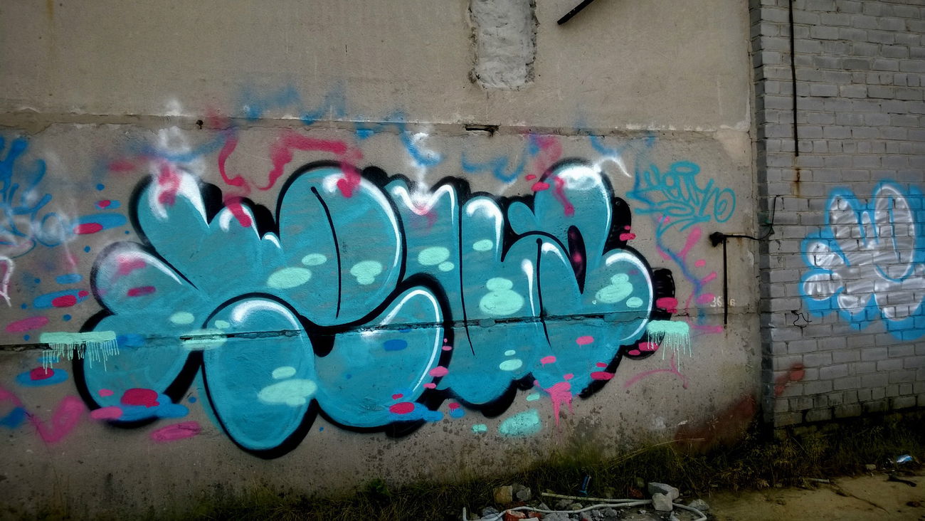 Graffiti Wall - Photo by KEUZ - throwup, 2015, bombing