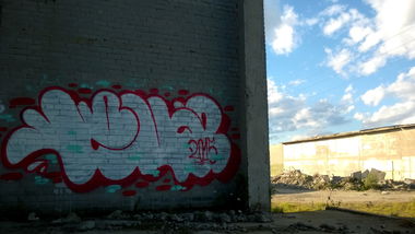 Graffiti Bombing - Photo by KEUZ - throwup, red, white (2015)