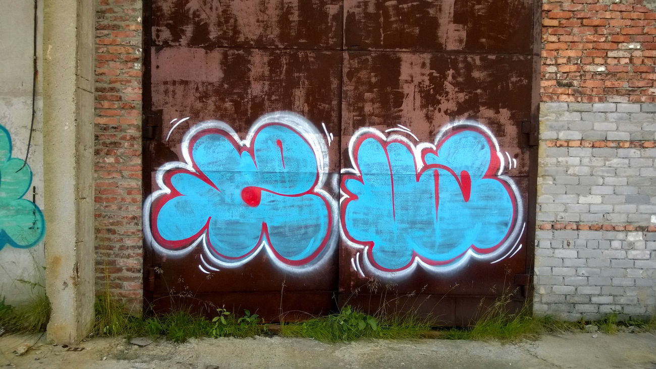 Graffiti Bombing - Photo by KEUZ - throwup, red, 2015