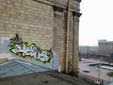 Graffiti Bombing - Photo by KEUZ - rooftop, chrome, street (2015)
