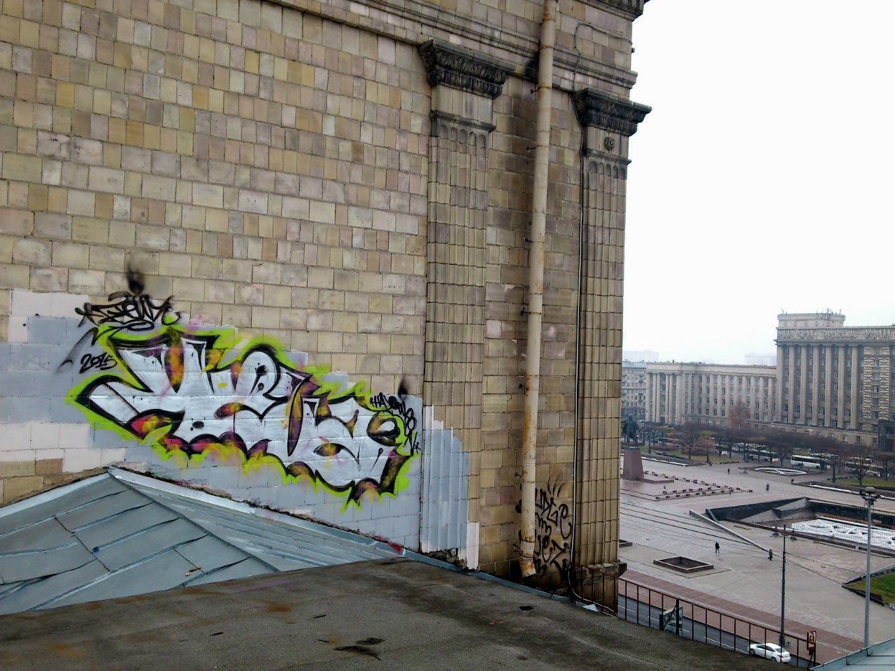 Graffiti Bombing - Photo by KEUZ - rooftop, chrome, street (2015)