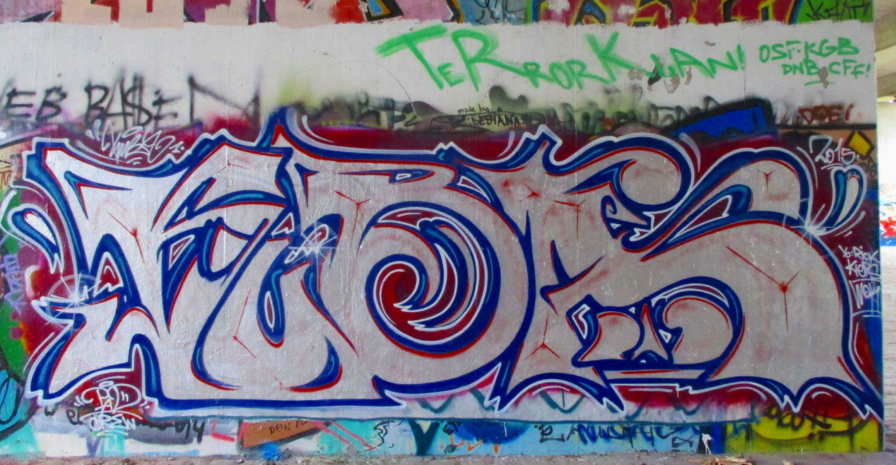 Graffiti Bombing - Photo by KUBA182 - kuba, pad (2015)