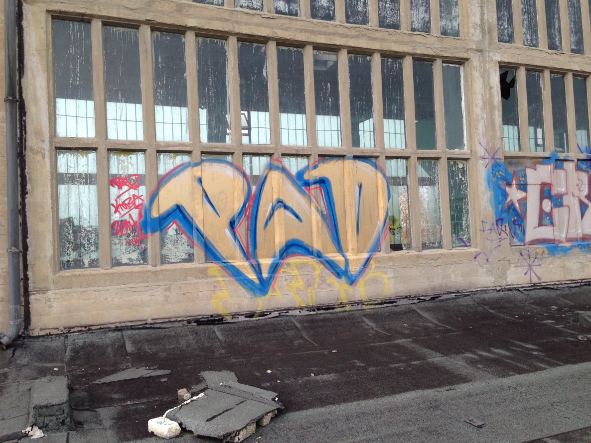 Graffiti Bombing - Photo by KUBA182 - pad, kuba, rooftop (2014)