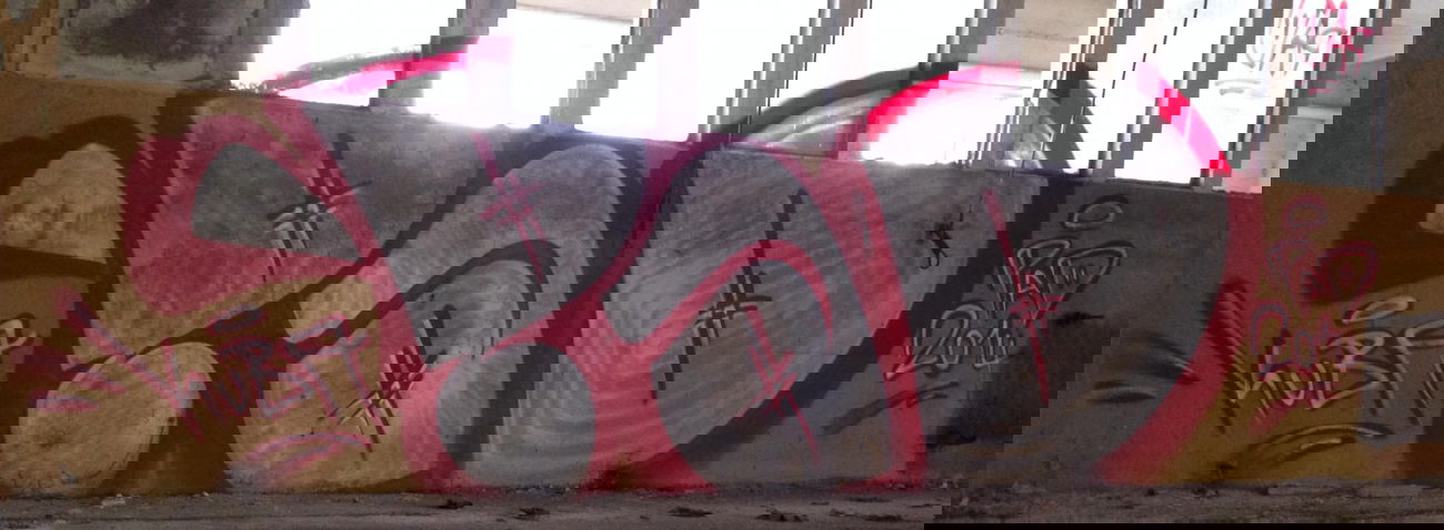 Graffiti Bombing - Photo by KUBA182 - pad, kuba, throwie (2914)