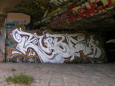 Graffiti Wall - Photo by KUBA182 - kuba, pad, chrom (2014)