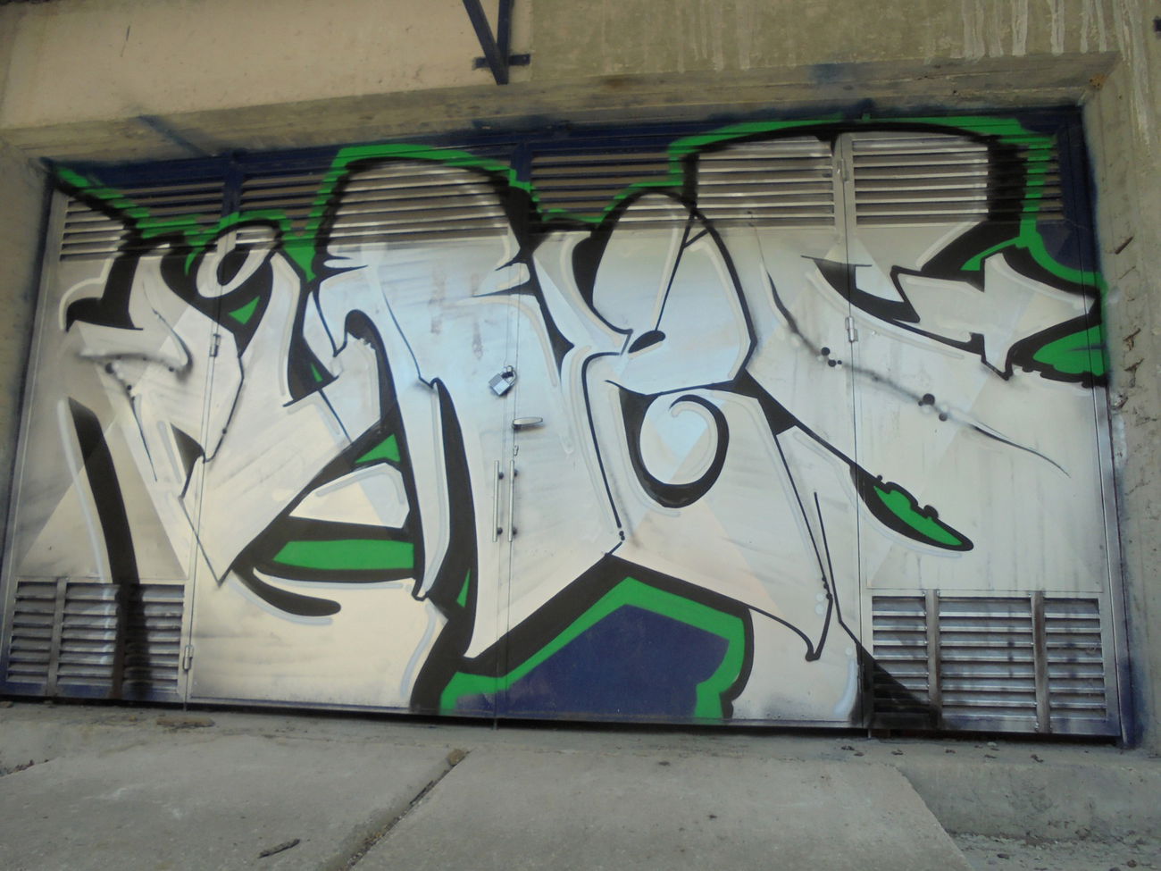 Graffiti in THESSALONIKI - Photo by KUNES - kunes, kzr