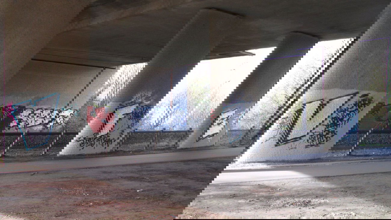 Graffiti Bombing in Oldenburg - Photo by Kaeseraspel - VfB, Robot (2014)