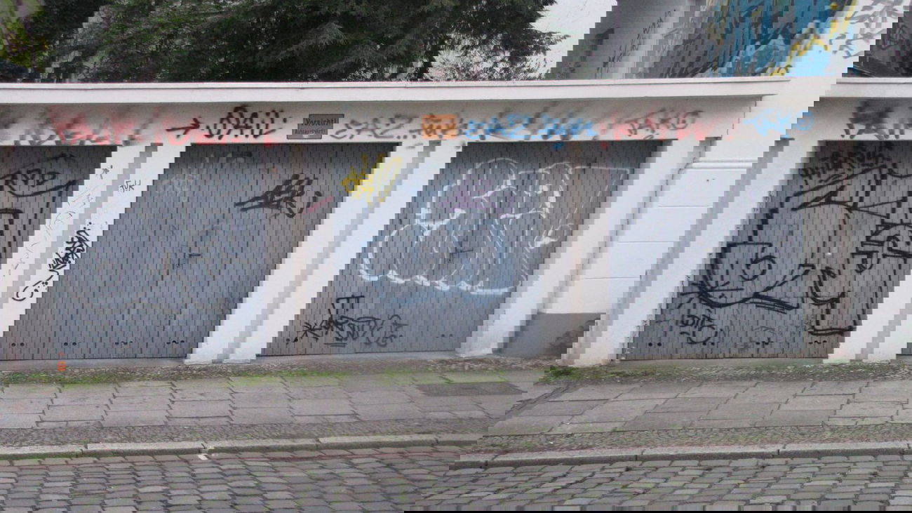 Graffiti Bombing in Oldenburg - Photo by Kaeseraspel - STA, Raid (2013)