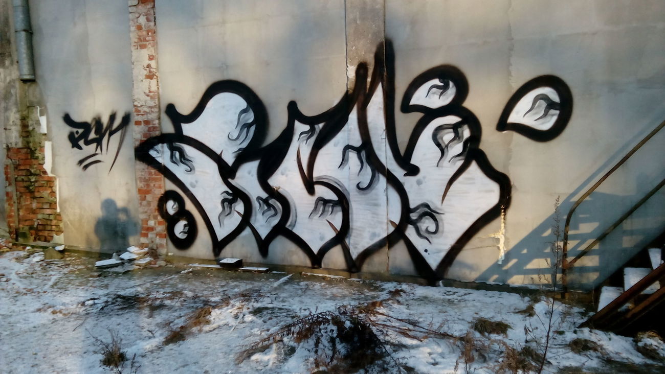 Graffiti Bombing - Photo by Kaesu - yo, kurwa, wulgarniealbowcale