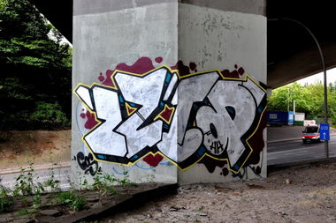 Graffiti Wall in Hamburg - Photo by Karlo_Kolambo - zztop, cos (2011)