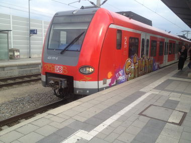 Graffiti Train in Dachau - Photo by Karlstoast - dbs, simon, rest (2013)