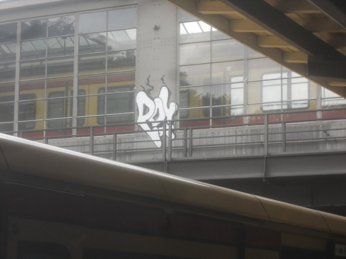 Graffiti Bombing in Berlin - Photo by Karlstoast - Roy