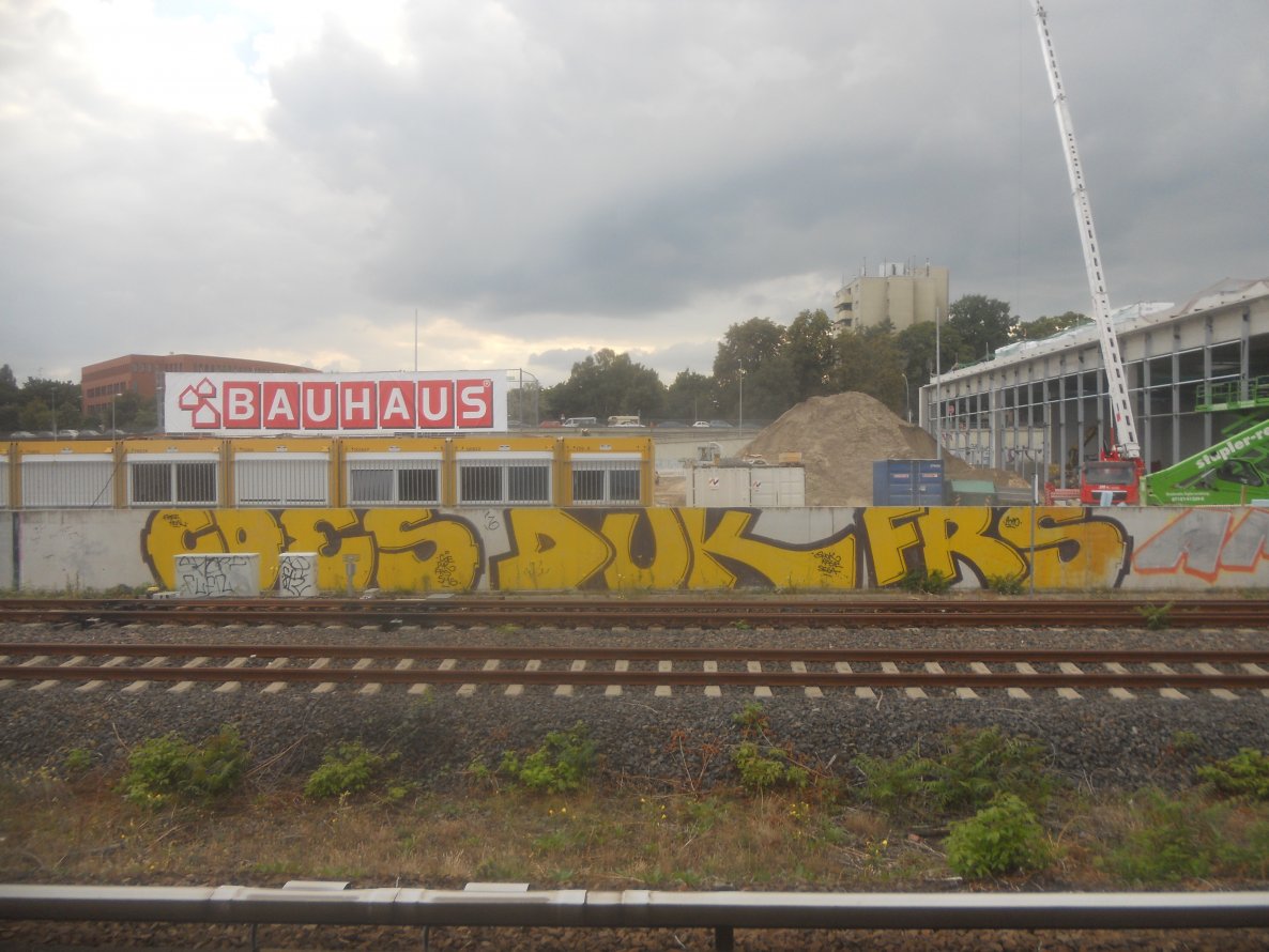 Graffiti Bombing in Berlin - Photo by Karlstoast - coes, duk, frs