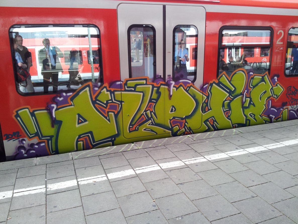 Graffiti Train in München - Photo by Karlstoast - alphie, wind, train (2012)