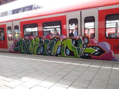 Graffiti Train in München - Photo by Karlstoast - alphie, wind, train (2012)