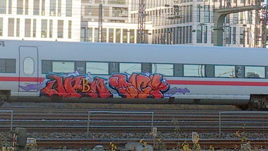 Graffiti Train in München - Photo by Karlstoast - urbn, dgt, ice (2013)