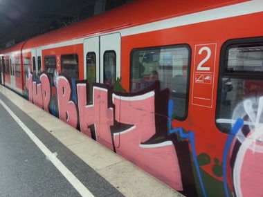 Graffiti Train in München - Photo by Karlstoast - 1up, bhz, osc (2013)