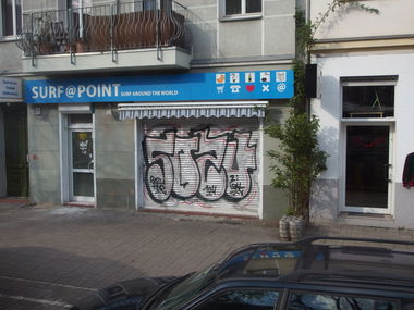 Graffiti Bombing in Berlin - Photo by Karlstoast - sozu, berlin