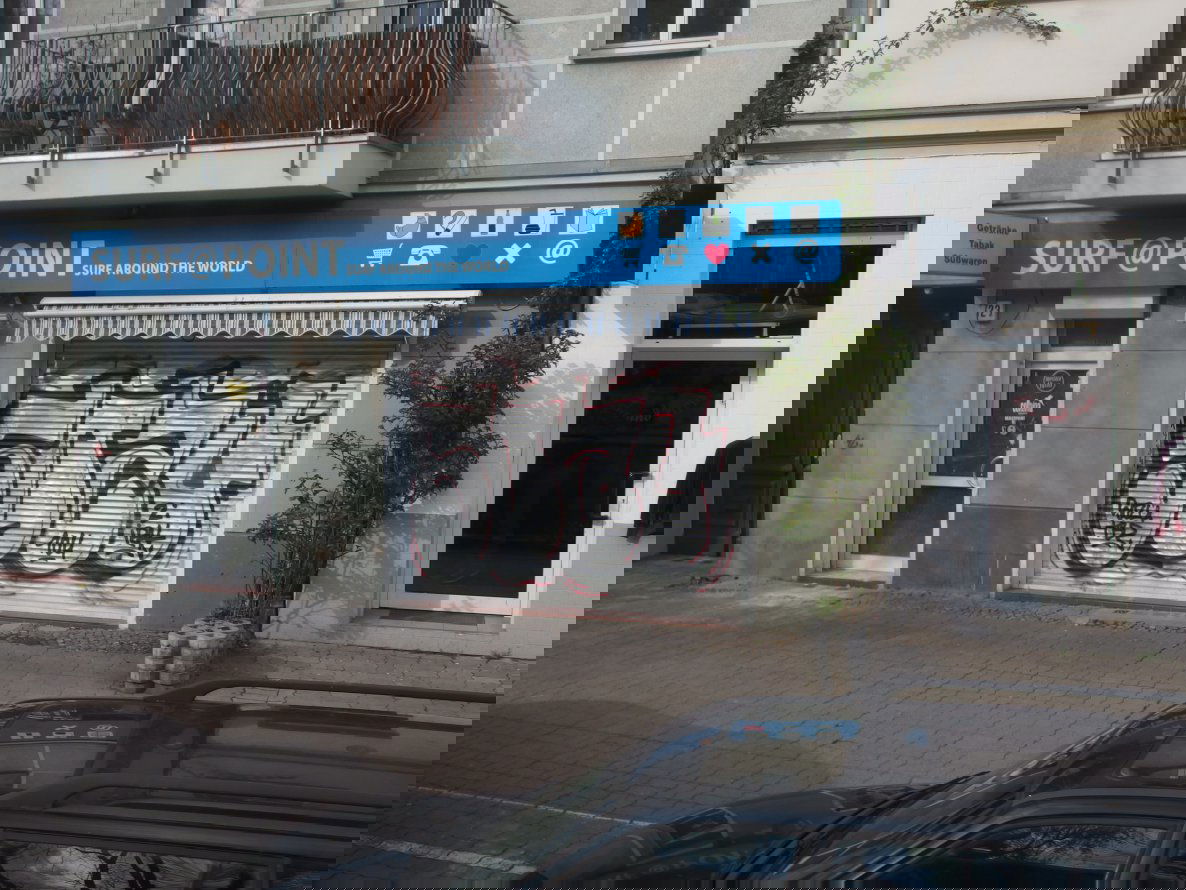 Graffiti Bombing in Berlin - Photo by Karlstoast - sozu, berlin