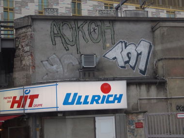 Graffiti Bombing in Berlin - Photo by Karlstoast - ackch, th1, yc