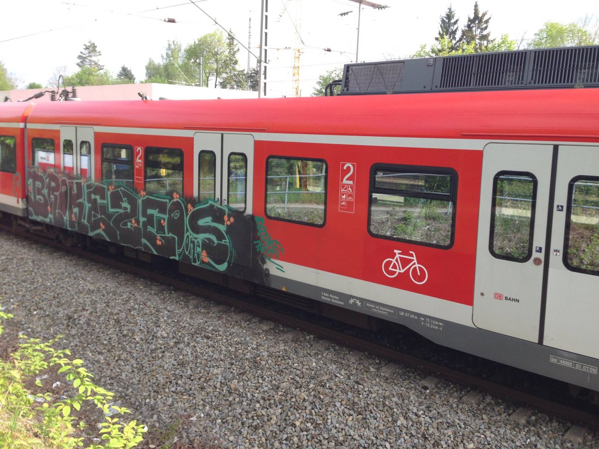 Graffiti Train in München - Photo by Karlstoast - broke, zeos, rsk (2014)